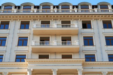 Yeni binanın ön cephesi arka plan, eski tarz dış görünüş olarak