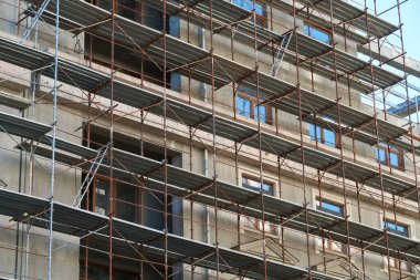 Arkaplan olarak iskele ve yeni bina