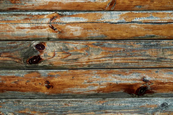 Eskimiş ahşap kalaslar kahverengi bir zemin gibi, boya ve çatlaklar soyuyorlar.