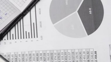 İş yeri çalışma masası kapanışı - analiz ve muhasebe verileri ile finansal dağılmalar ve raporlar, belge seti, muhasebe tutmak için çeşitli öğeler