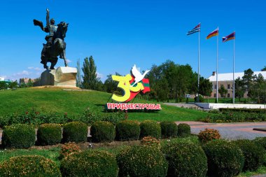 Tiraspol, Transnistria, Moldova - 25 Ağustos 2020: şehir merkezinde, bağımsızlığın 30. yıldönümü ve Komutan Suvorov 'un anısına dikilmiş anıt
