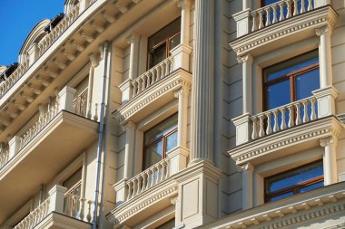 Yeni binanın ön cephesi arka plan, eski tarz dış görünüş olarak