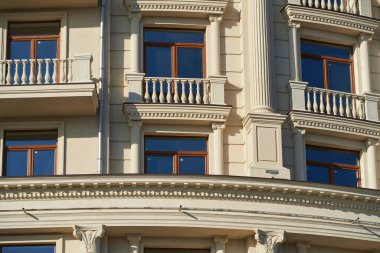 Yeni binanın ön cephesi arka plan, eski tarz dış görünüş olarak