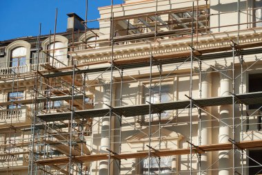 Arkaplan olarak iskele ve yeni bina