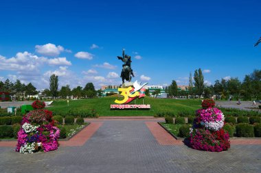 Tiraspol, Transnistria, Moldova - 25 Ağustos 2020: şehir merkezinde, bağımsızlığın 30. yıldönümü ve Komutan Suvorov 'un anısına dikilmiş anıt