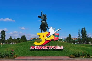 Tiraspol, Transnistria, Moldova - 25 Ağustos 2020: şehir merkezinde, bağımsızlığın 30. yıldönümü ve Komutan Suvorov 'un anısına dikilmiş anıt