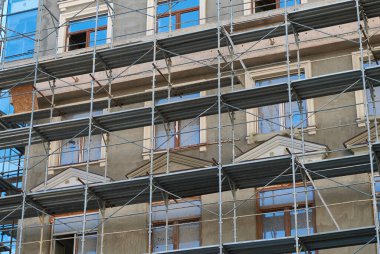 Arkaplan olarak iskele ve yeni bina