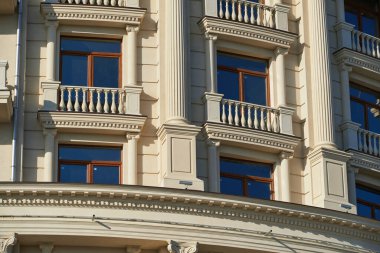 Yeni binanın ön cephesi arka plan, eski tarz dış görünüş olarak