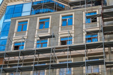 Arkaplan olarak iskele ve yeni bina