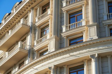 Yeni binanın ön cephesi arka plan, eski tarz dış görünüş olarak