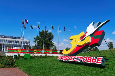 Tiraspol, Transnistria, Moldova - 25 Ağustos 2020: şehir merkezinde, bağımsızlığın 30. yıldönümü ve Komutan Suvorov 'un anısına dikilmiş anıt