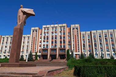 Tiraspol, Transnistria, Moldova - 25 Ağustos 2020: şehir merkezi, hükümet binası ve başkanlık sarayı, Lenin anıtı