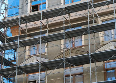 Arkaplan olarak iskele ve yeni bina