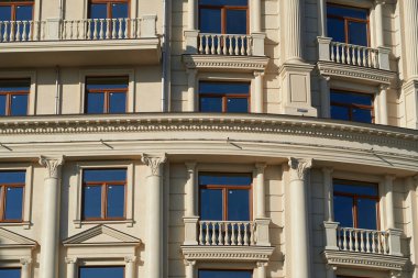 Yeni binanın ön cephesi arka plan, eski tarz dış görünüş olarak