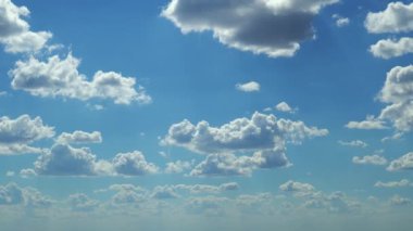 Gün boyunca parlak bir gökyüzünün zamanı, arka plan olarak güzel bulutlar