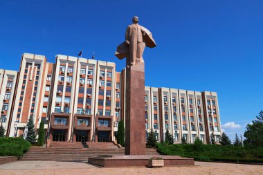 Tiraspol, Transnistria, Moldova - 25 Ağustos 2020: şehir merkezi, hükümet binası ve başkanlık sarayı, Lenin anıtı