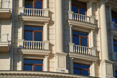 Yeni binanın ön cephesi arka plan, eski tarz dış görünüş olarak