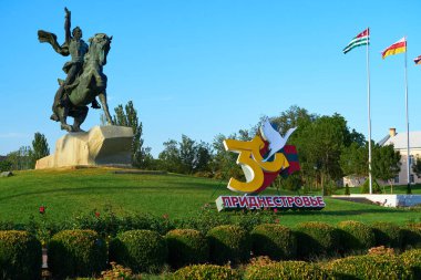 Tiraspol, Transnistria, Moldova - 24 Ağustos 2020: Şehir merkezinde, Komutan Suvorov 'un anıtı yakınlarındaki bağımsızlığın 30. yıldönümüne adanmış bir kutlama tesisi