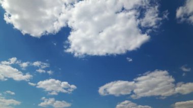 Gün boyunca parlak bir gökyüzünün zamanı, arka plan olarak güzel bulutlar