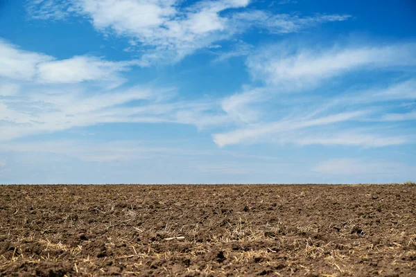 Plöjda Fält Och Blå Himmel Jord Och Moln Ljus Solig — Stockfoto