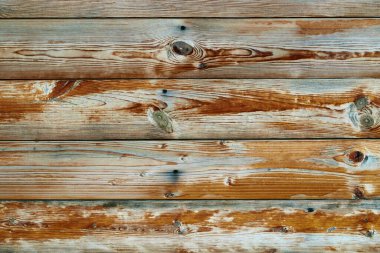 Eskimiş ahşap kalaslar kahverengi bir zemin gibi, boya ve çatlaklar soyuyorlar.