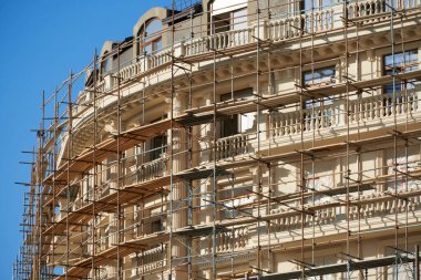 Arkaplan olarak iskele ve yeni bina