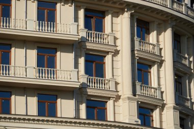 Yeni binanın ön cephesi arka plan, eski tarz dış görünüş olarak