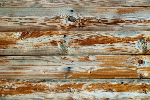 Eskimiş ahşap kalaslar kahverengi bir zemin gibi, boya ve çatlaklar soyuyorlar.