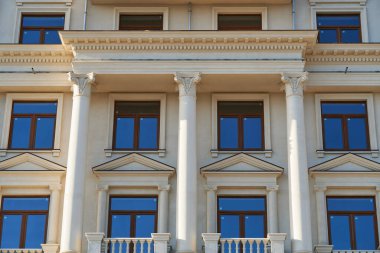 Yeni binanın ön cephesi arka plan, eski tarz dış görünüş olarak