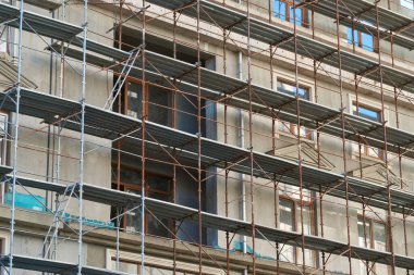 Arkaplan olarak iskele ve yeni bina