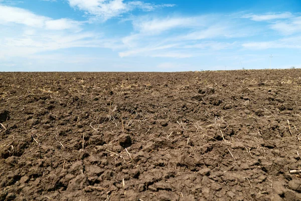 Campo Arado Cielo Azul Suelo Nubes Día Soleado Brillante Concepto —  Fotos de Stock