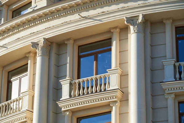 Yeni binanın ön cephesi arka plan, eski tarz dış görünüş olarak