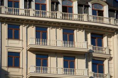 Yeni binanın ön cephesi arka plan, eski tarz dış görünüş olarak