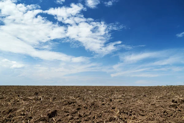 Gepflügtes Feld Und Blauer Himmel Erde Und Wolken Eines Strahlend — Stockfoto
