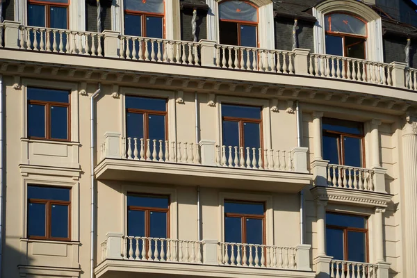 Yeni binanın ön cephesi arka plan, eski tarz dış görünüş olarak