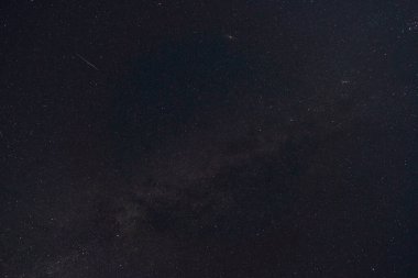 Kara gece gökyüzü ve arka plan olarak yıldızlar, Samanyolu ve düşen Perseid meteorları