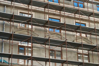 Arkaplan olarak iskele ve yeni bina