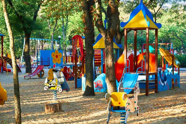 Kinderspielplatz Stadtpark Frühen Morgen Verschiedene Schaukeln Und Karussells — Stockfoto