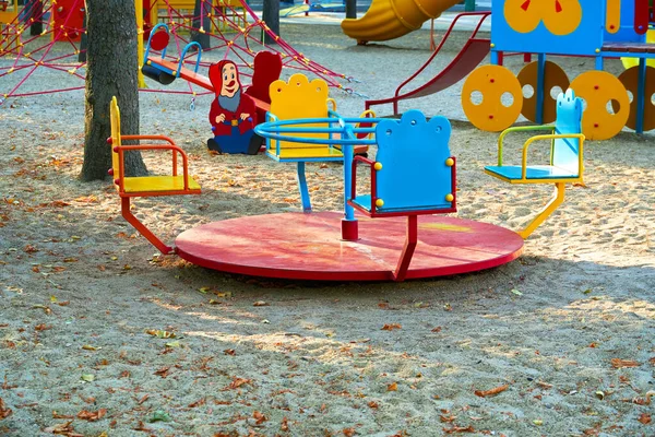 Детская Площадка Городском Парке Рано Утром Различные Качели Карусели — стоковое фото