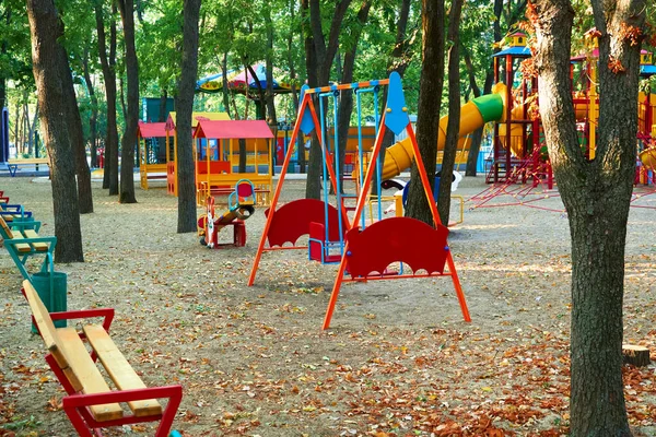 Parque Infantil Una Ciudad Parque Temprano Mañana Varios Columpios Carruseles —  Fotos de Stock