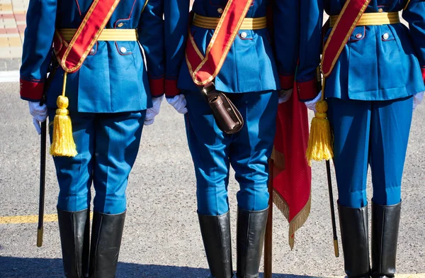 在一个城市的阅兵式上 身着全套服装的士兵被命令排成阅兵式 — 图库照片