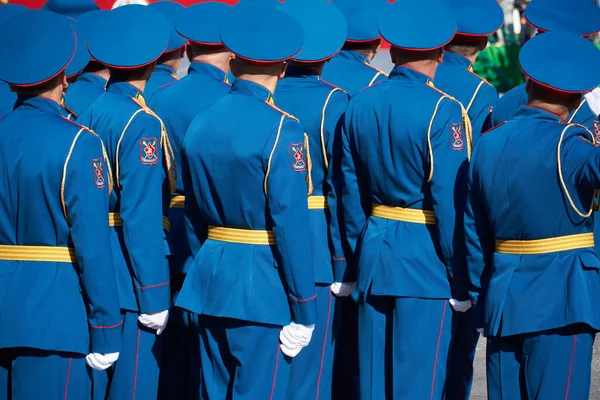 街の軍事パレード パレードの形成で注文されたフルドレスの制服の兵士 シェブロンに関するロシア語のテキスト Transnistriaの軍隊 — ストック写真