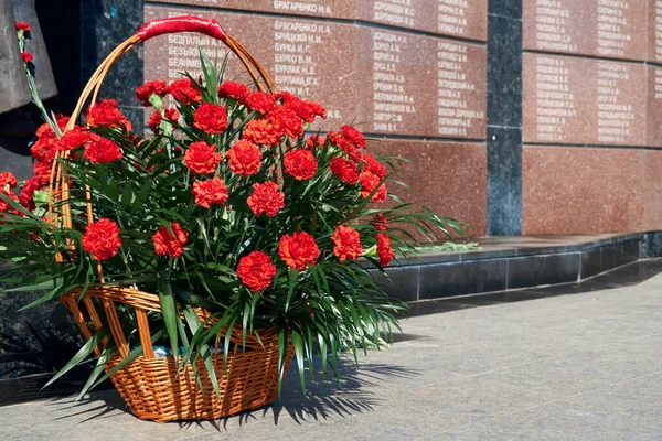 ティラスポル トランスニストリア 2020年9月2日 独立30周年 倒れた兵士への追悼の花 異なる名前のロシア語のテキスト — ストック写真
