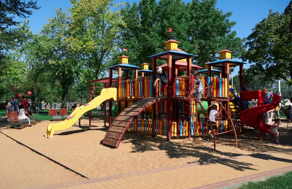 Tiraspol Transnistria 2020 공원의 어린이 놀이터 사람들을 편안하게 아이들을 스윙과 — 스톡 사진