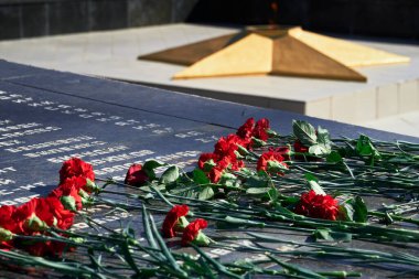 Tiraspol, Transnistria - 2 Eylül 2020: Bağımsızlığın 30. yıldönümü, şehit askerlerin anısına çiçekler, farklı isimlere sahip Rusça metin