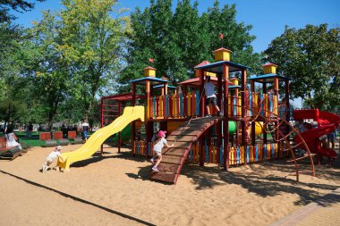 Tiraspol, Transnistria - 2 Eylül 2020: Bir şehir parkında çocuk parkı, insanları rahatlatmak ve çocukları, çeşitli salıncakları ve atlıkarıncaları oynamak