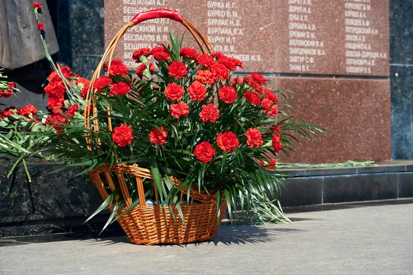 Tiraspol, Transnistria - 2 Eylül 2020: Bağımsızlığın 30. yıldönümü, şehit askerlerin anısına çiçekler, farklı isimlere sahip Rusça metin