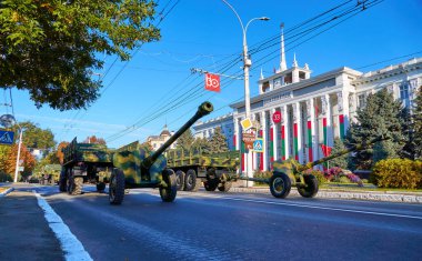 Tiraspol, Transnistria - 2 Eylül 2020: Bağımsızlığın 30. yıldönümüne adanmış askeri geçit töreni, askeri teçhizat ve silah siparişi, Rusça yazı - Sovyetlerin evi