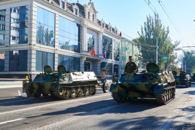 Tiraspol, Transnistria - 2 Eylül 2020: Bağımsızlığın 30. yıldönümüne adanmış askeri geçit töreni, sokakta askeri teçhizat, tank, silah ve diğer silahları sipariş etti