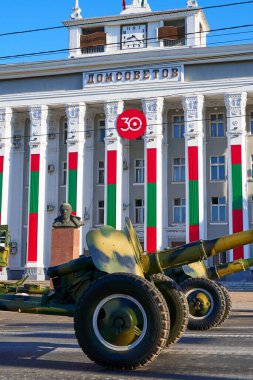 Tiraspol, Transnistria - 2 Eylül 2020: Bağımsızlığın 30. yıldönümüne adanmış askeri geçit töreni, askeri teçhizat ve silah siparişi, Rusça yazı - Sovyetlerin evi